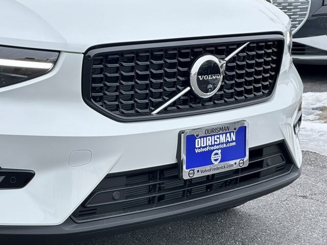 2025 Volvo XC40 Plus photo 2