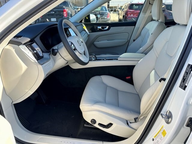 2025 Volvo XC60 T8 Plus photo 3