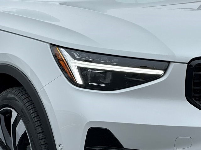 2025 Volvo XC40 Plus photo 3
