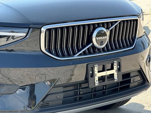 2025 Volvo XC40 photo 2