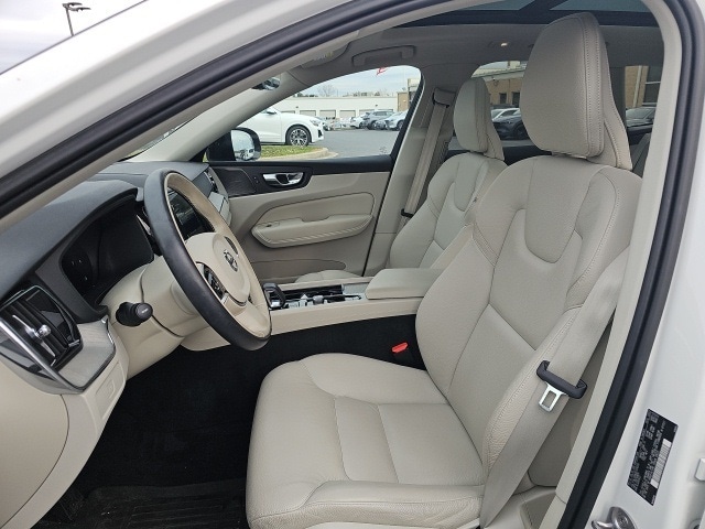 2023 Volvo XC60 B5 Plus photo 3