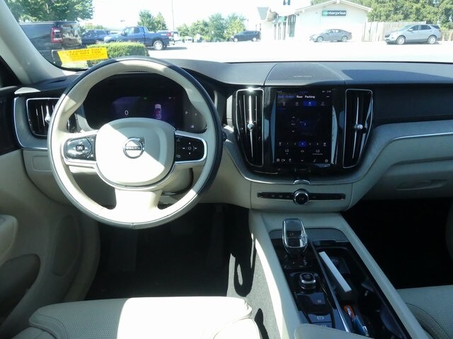 2023 Volvo XC60 B5 Ultimate photo 2
