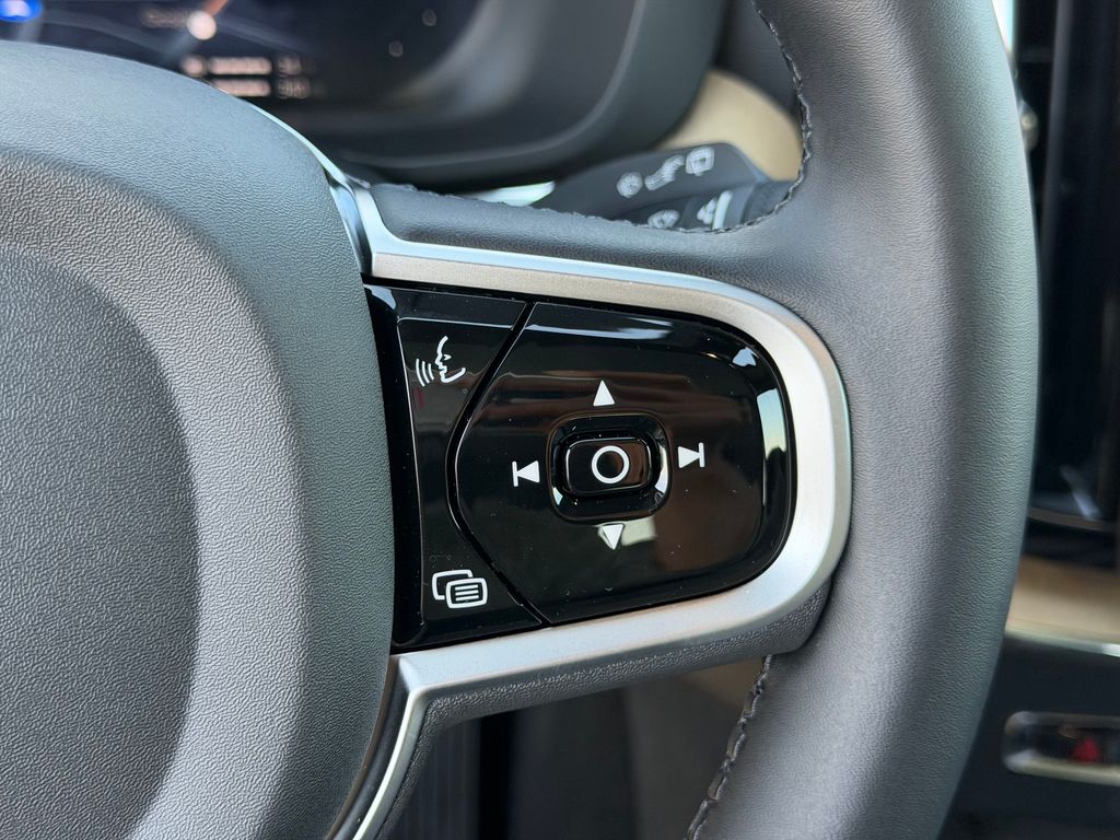 2026 Volvo XC60 Plus - Photo 18