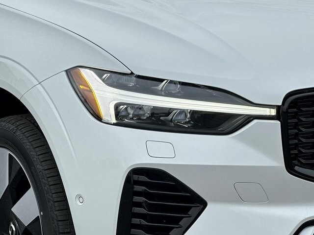2025 Volvo XC60 T8 Plus photo 3