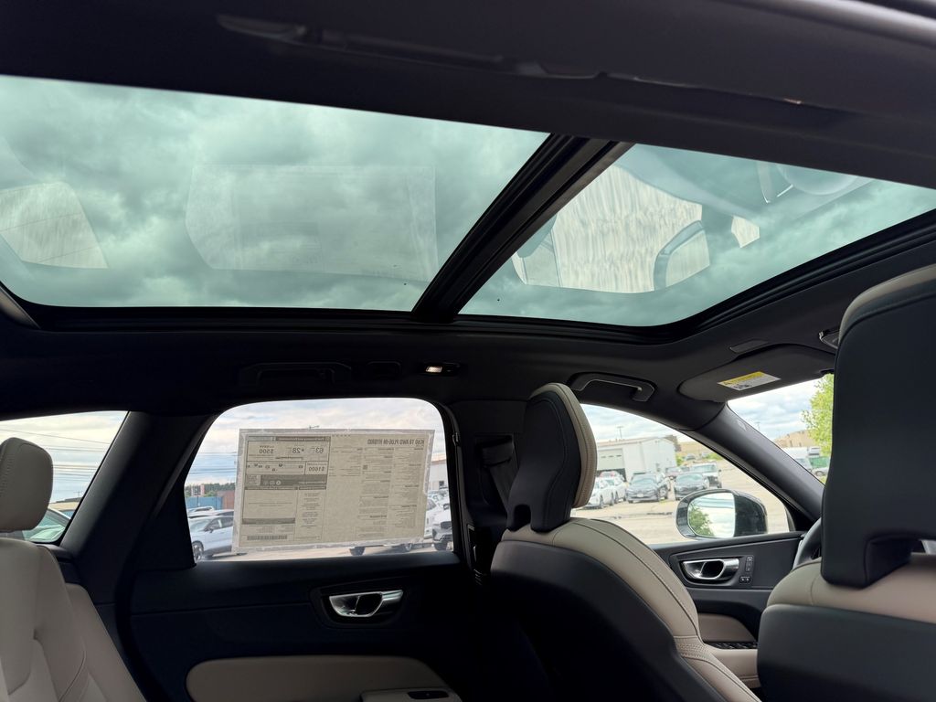 2026 Volvo XC60 Plus - Photo 10