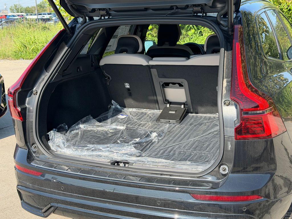 2026 Volvo XC60 Plus - Photo 13
