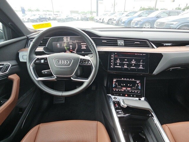 2022 Audi e-tron Premium Plus photo 2