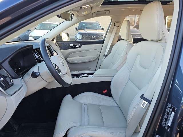 2023 Volvo XC60 B5 Ultimate photo 3