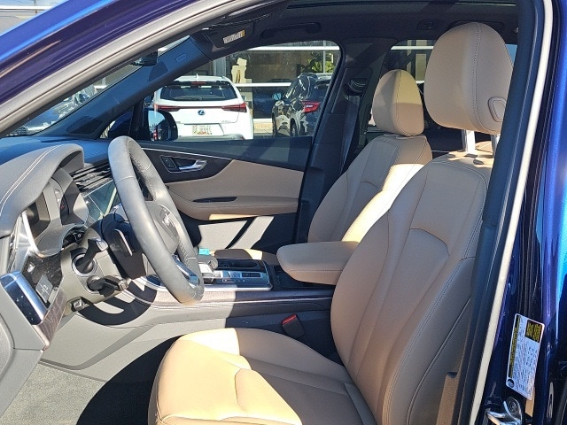 2024 Audi Q7 55 Premium Plus photo 2