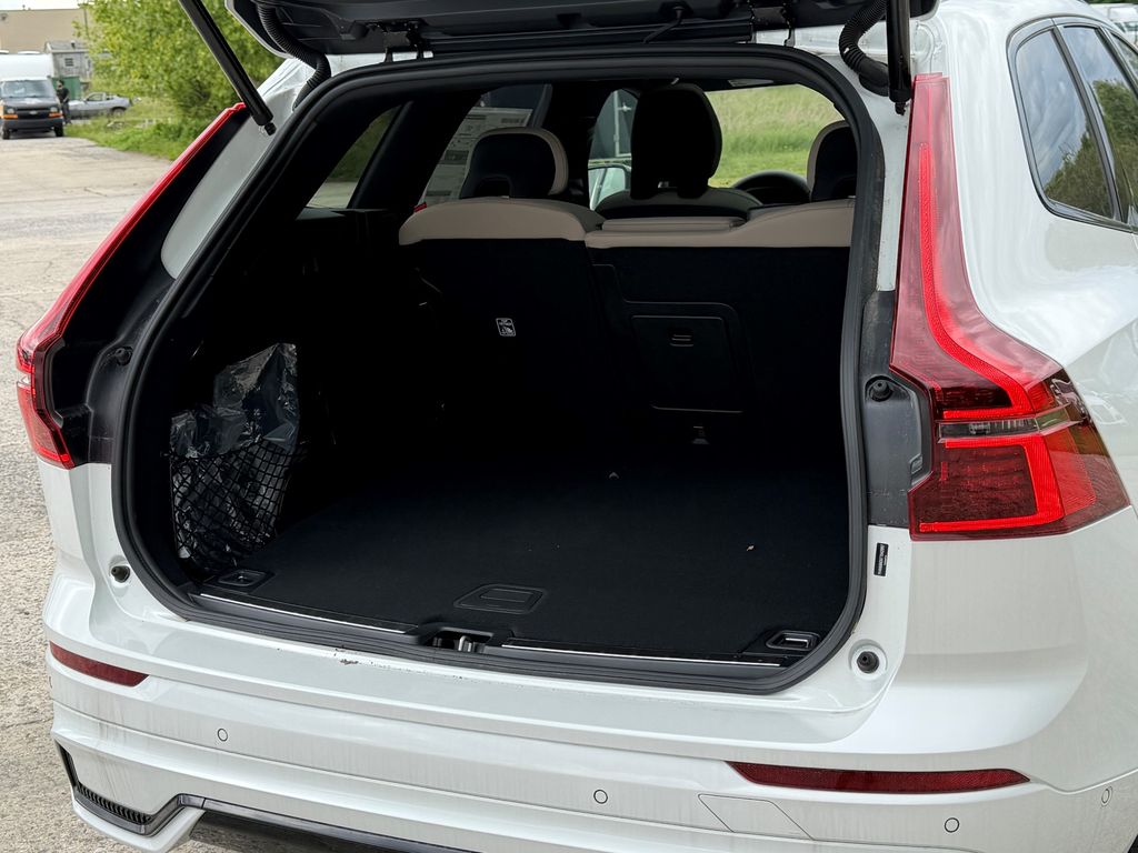 2026 Volvo XC60 Plus - Photo 13