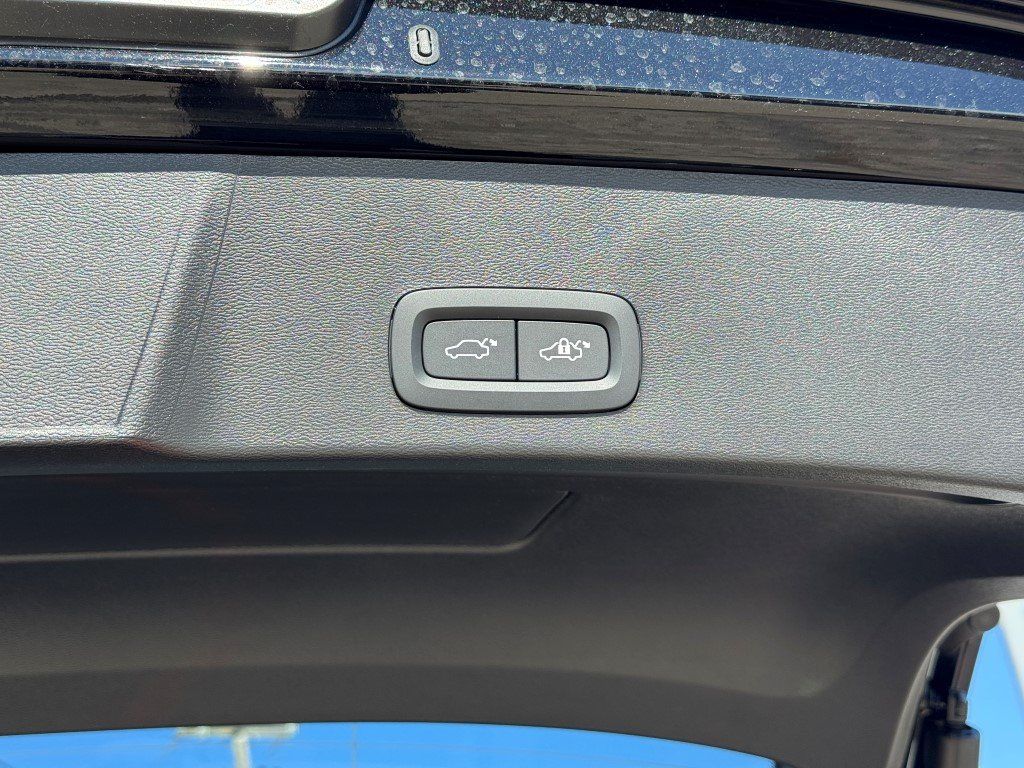 2026 Volvo XC40 Ultra - Photo 16