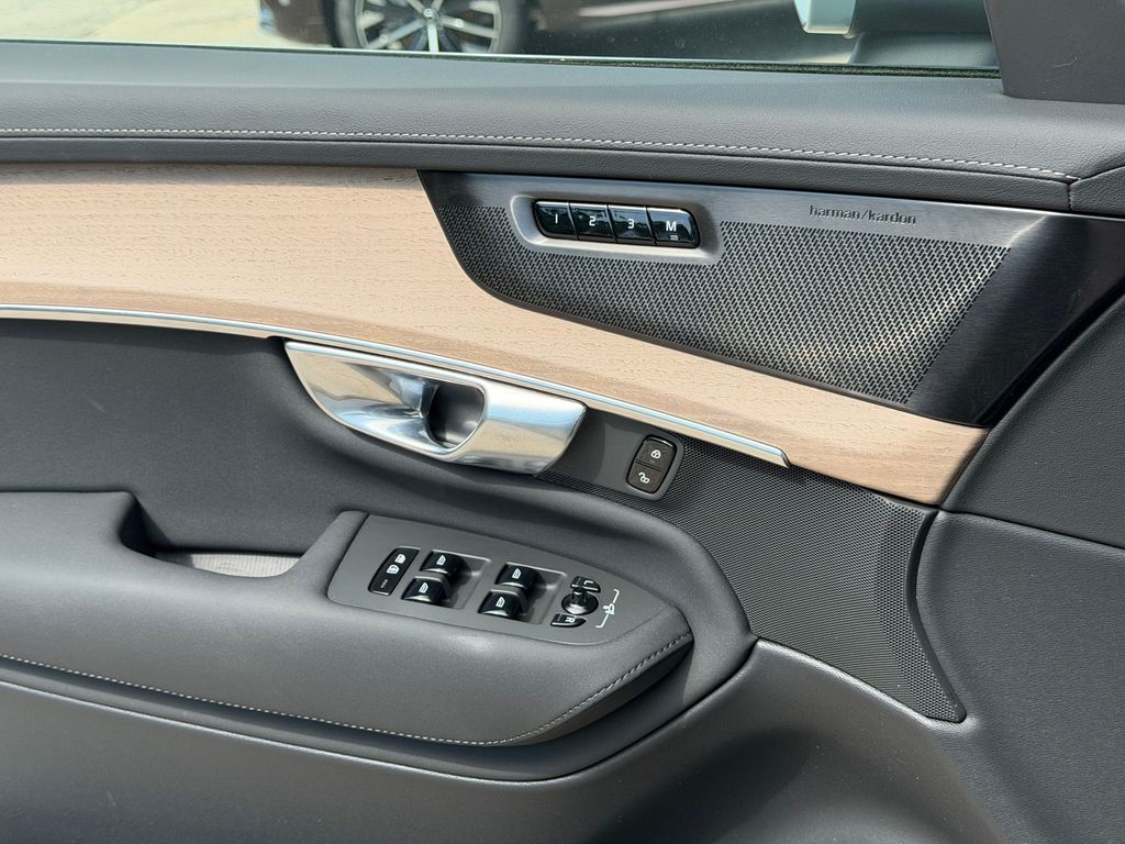 2026 Volvo XC90 Plus - Photo 32