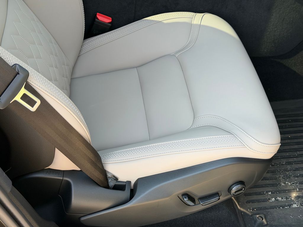 2026 Volvo XC60 Plus - Photo 8