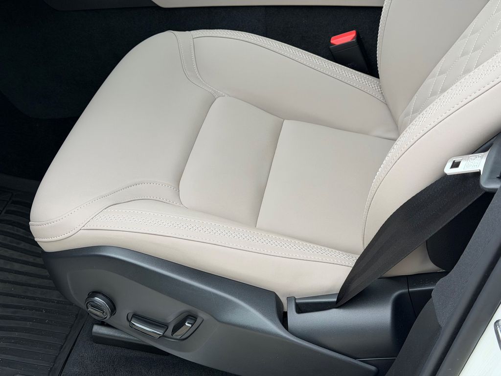 2026 Volvo XC90 Plus - Photo 16