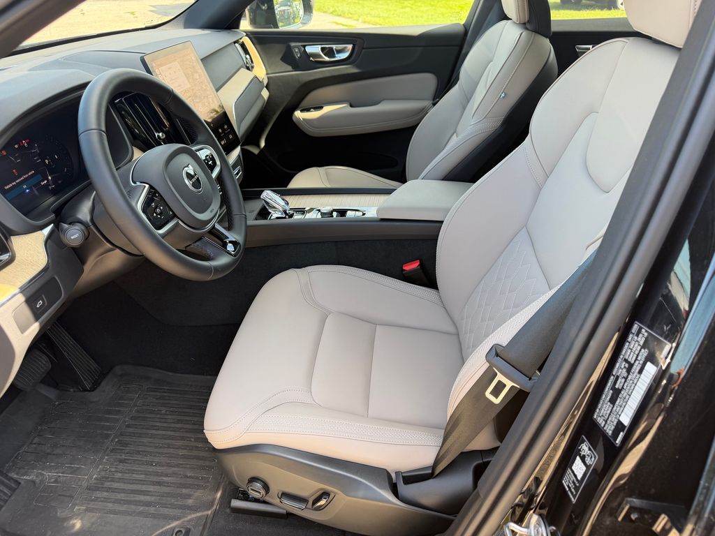 2026 Volvo XC60 Plus - Photo 17