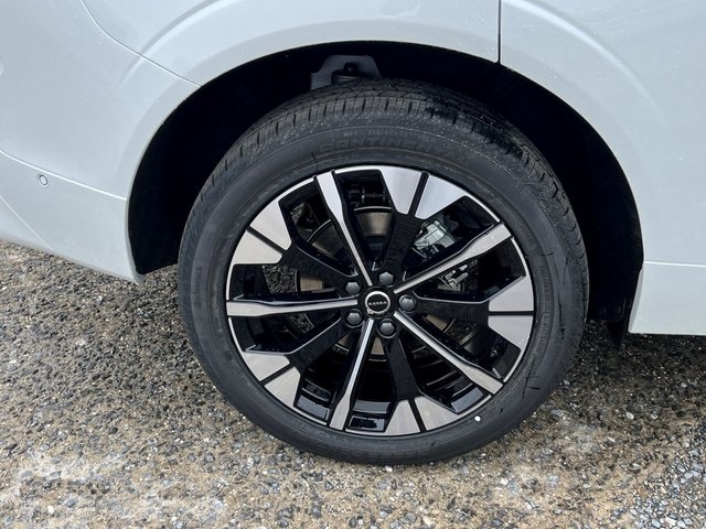 2026 Volvo XC60 B5 Plus photo 4