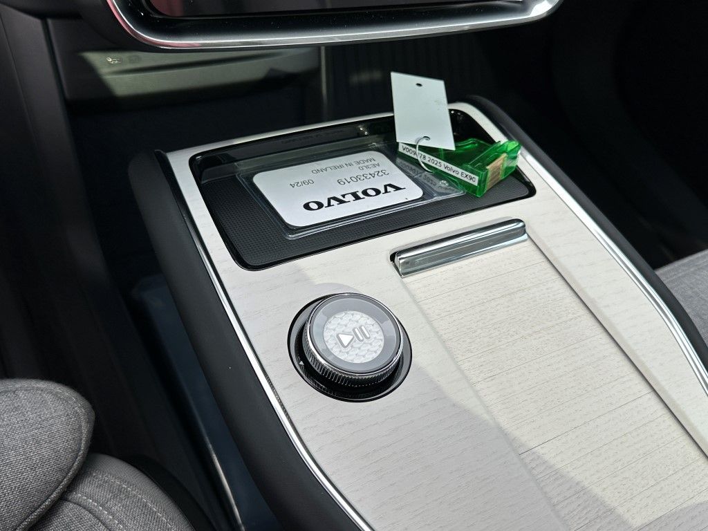 2025 Volvo EX90 Ultra - Photo 26