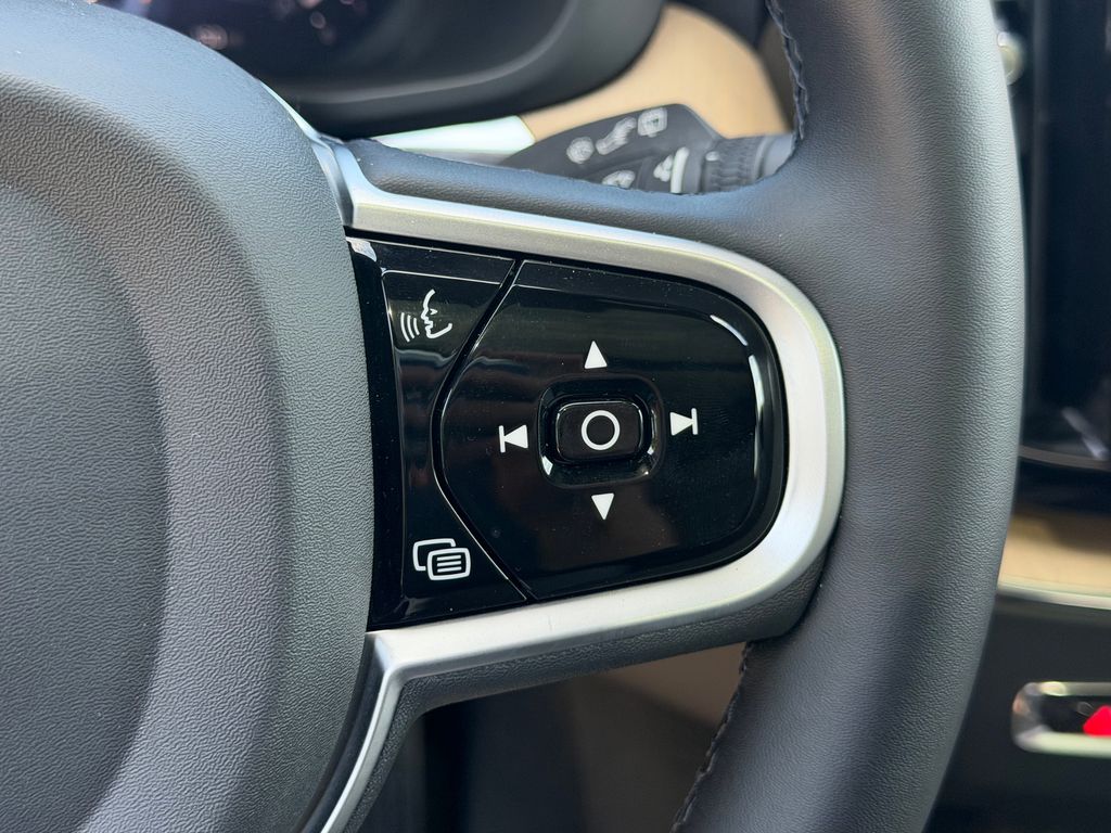 2026 Volvo XC60 Plus - Photo 18