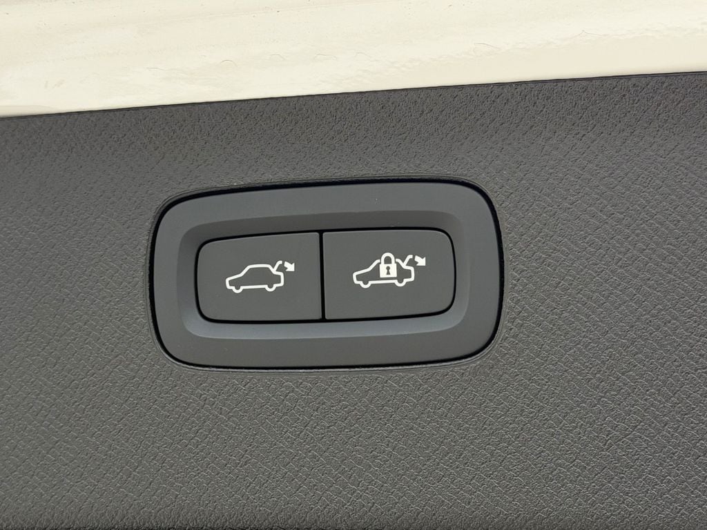 2026 Volvo XC90 Plus - Photo 14