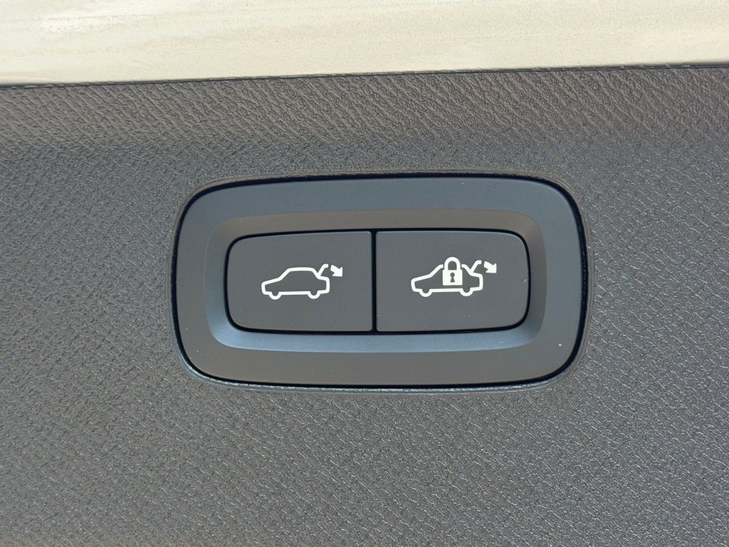 2026 Volvo XC90 Plus - Photo 14