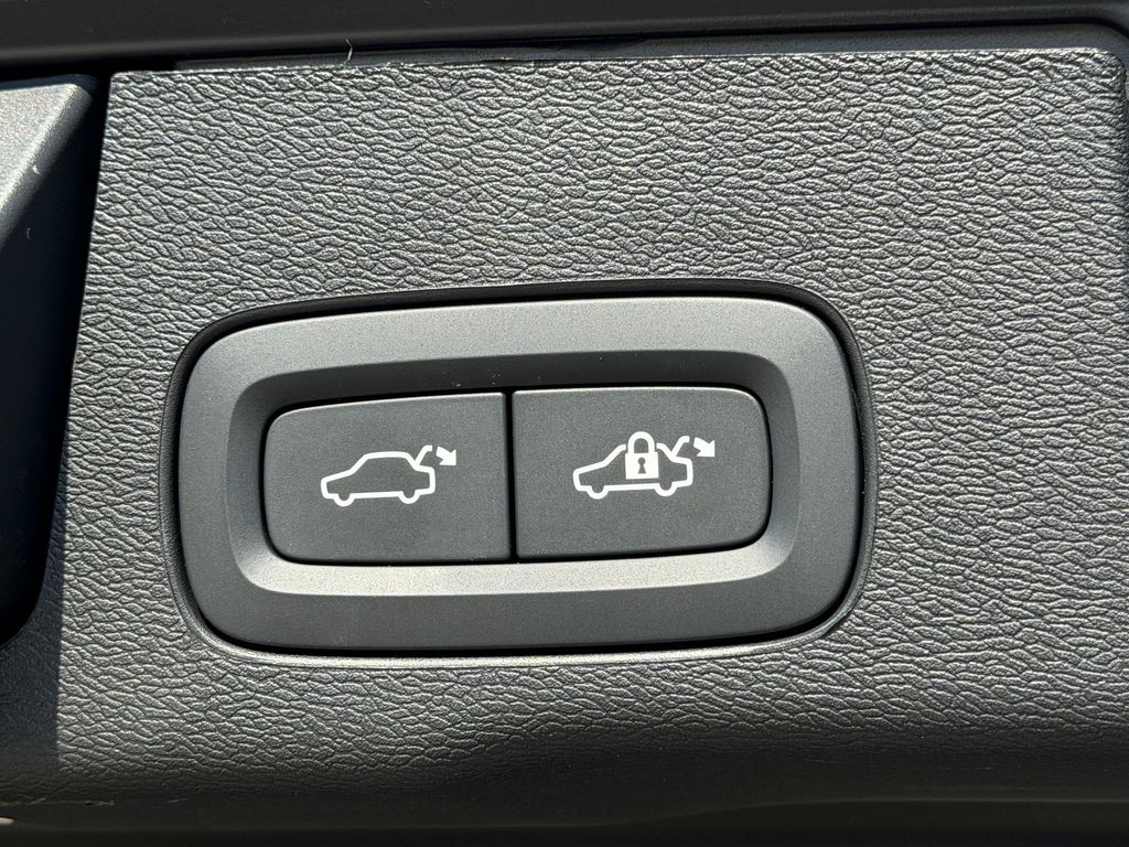 2026 Volvo XC60 Plus - Photo 14