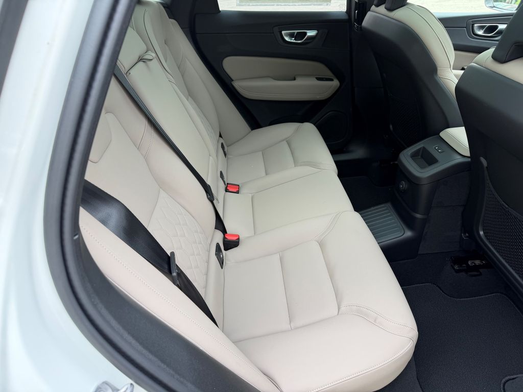 2026 Volvo XC60 Plus - Photo 11