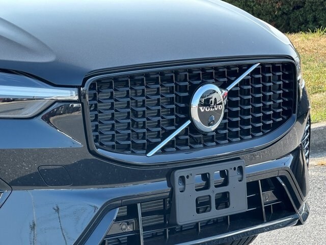 2025 Volvo XC60 B5 photo 2