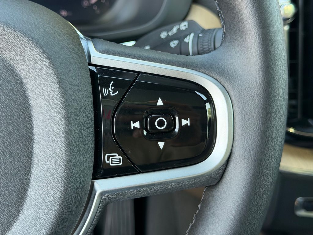 2026 Volvo XC60 Plus - Photo 18