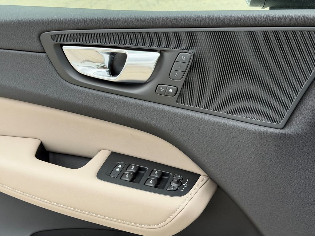 2026 Volvo XC60 Plus - Photo 33