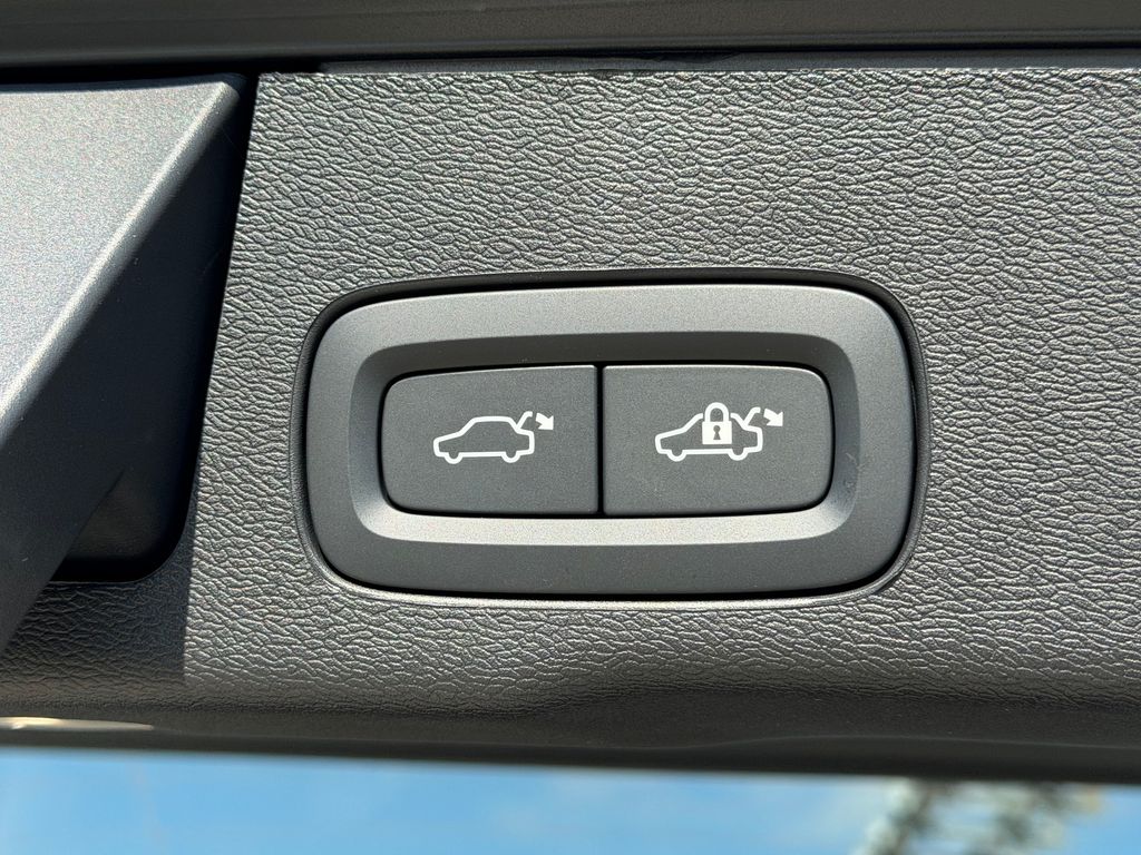 2026 Volvo XC60 Plus - Photo 14