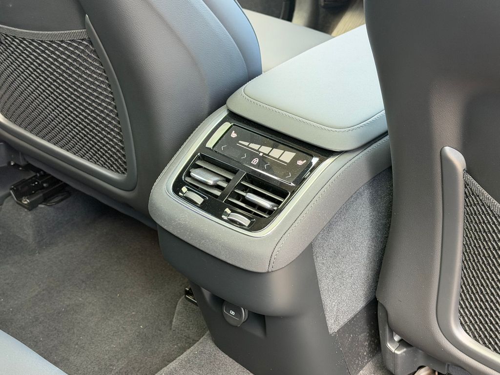 2026 Volvo XC90 Plus - Photo 12