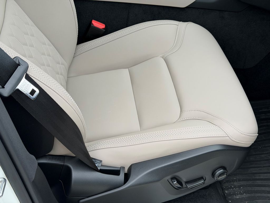 2026 Volvo XC90 Plus - Photo 8