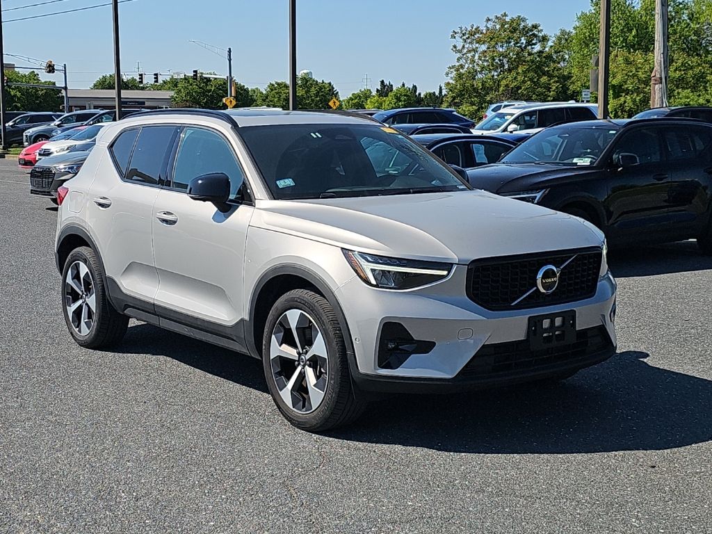 2025 Volvo XC40 B5 Plus Dark AWD's photo
