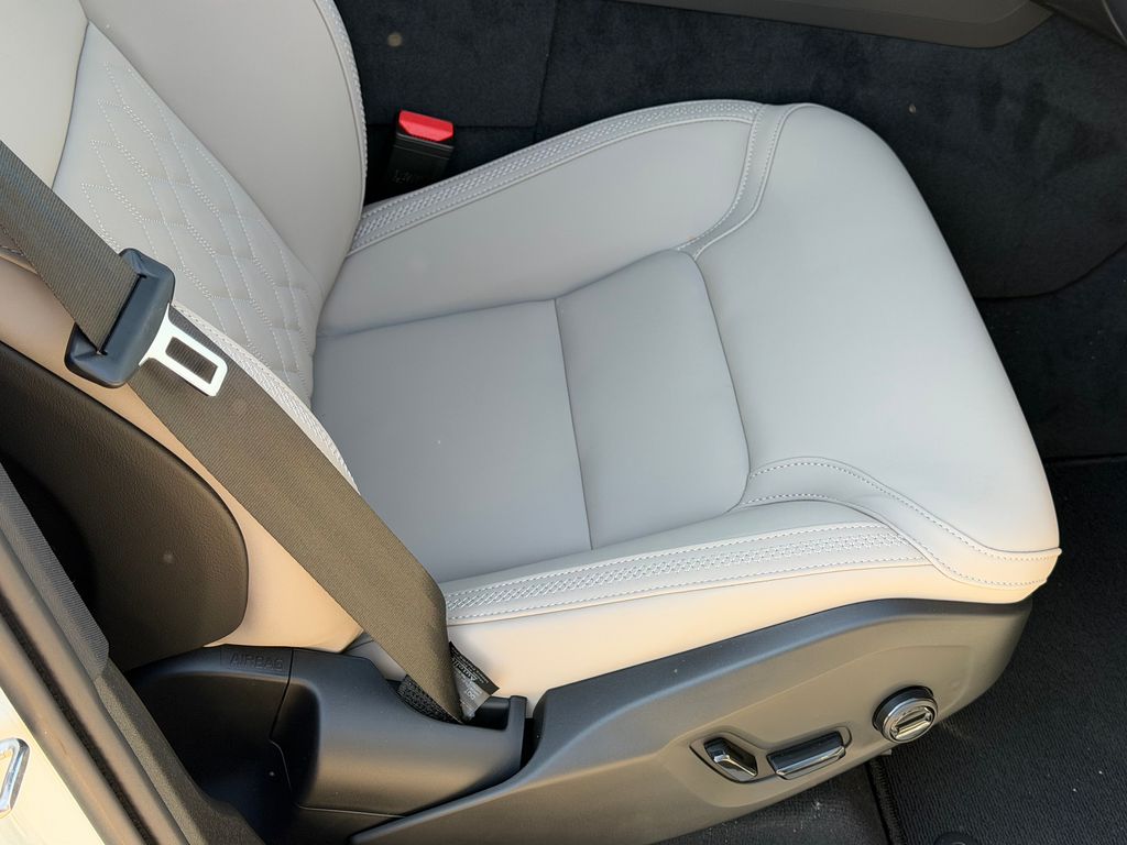 2026 Volvo XC60 Plus - Photo 8