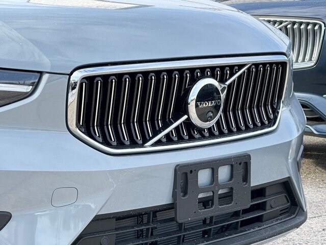 2025 Volvo XC40 Plus photo 2