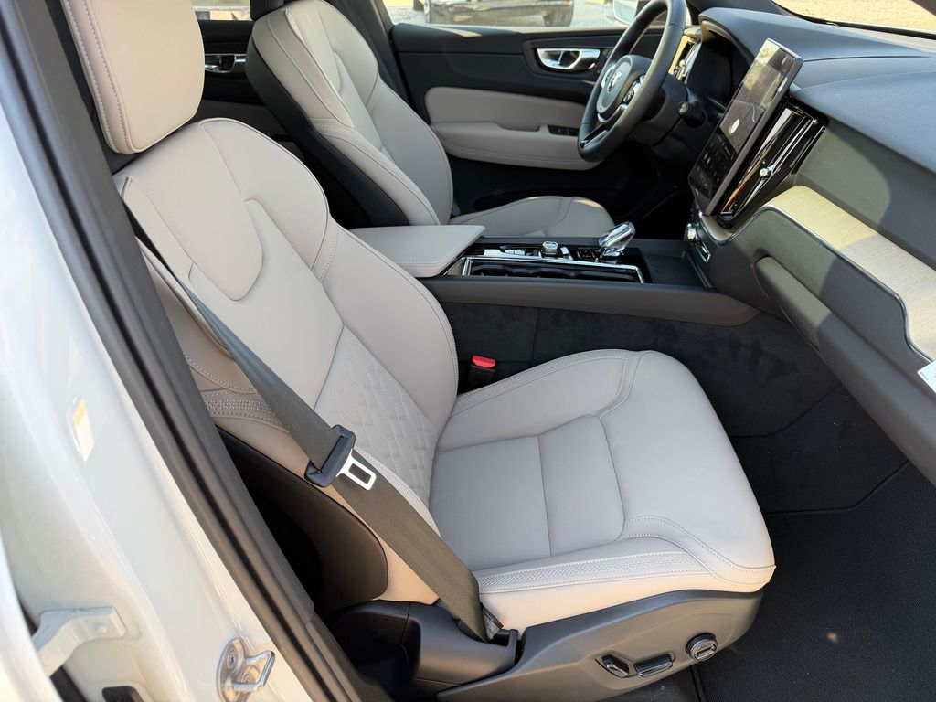 2026 Volvo XC60 Plus - Photo 9