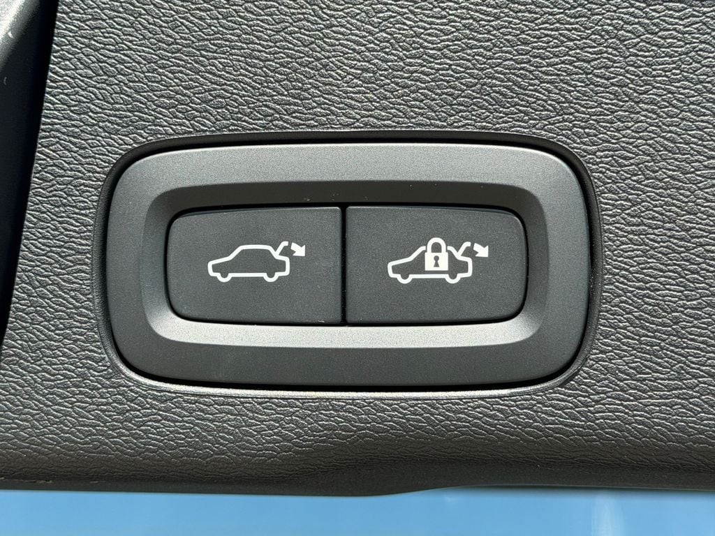 2026 Volvo XC60 Plus - Photo 14