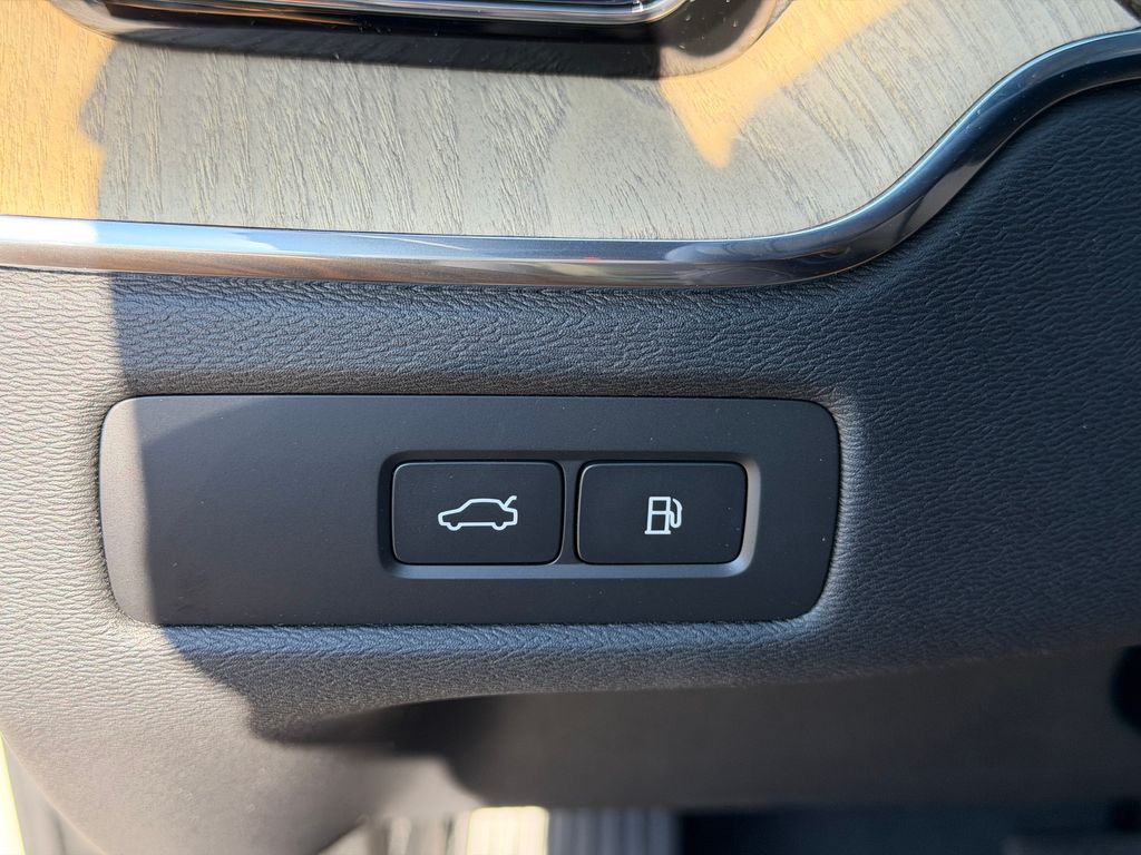 2026 Volvo XC60 Plus - Photo 31