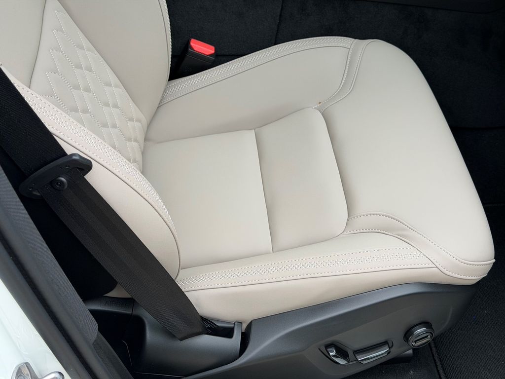 2026 Volvo XC60 Plus - Photo 8