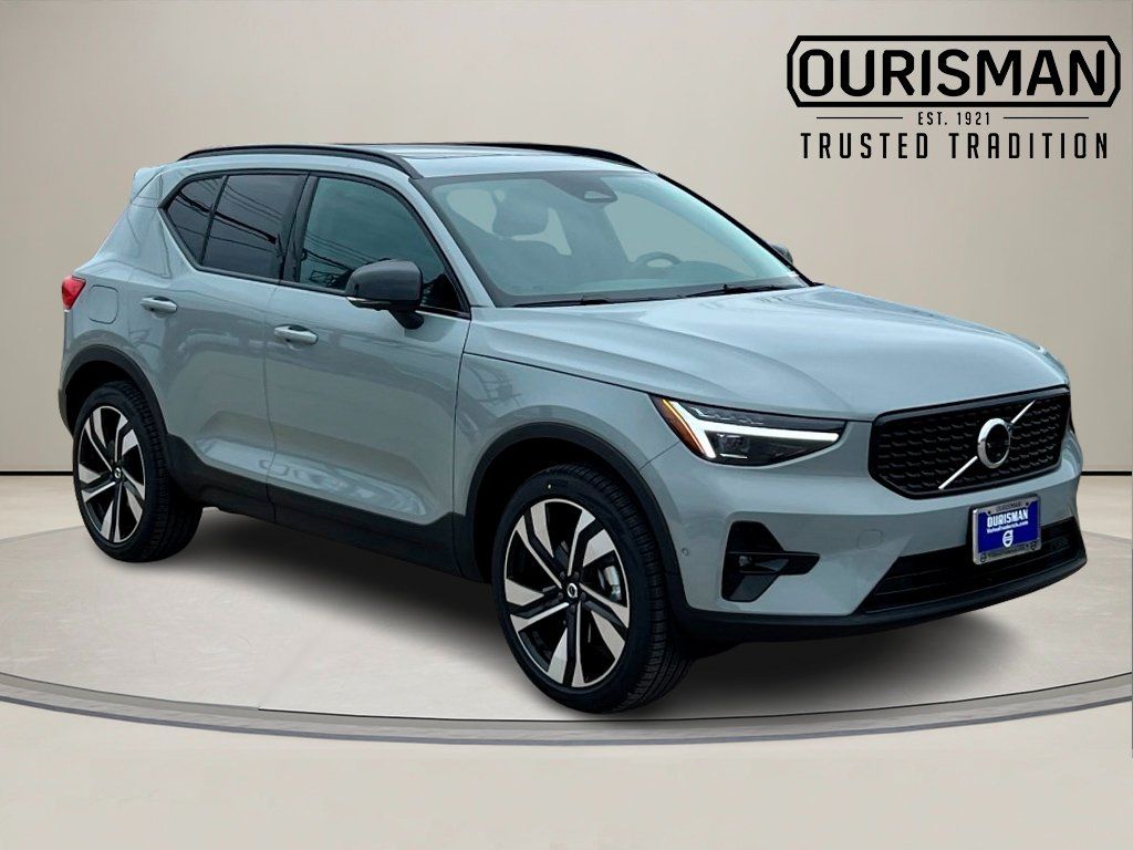 2026 Volvo XC40 B5 Ultra Dark AWD's photo