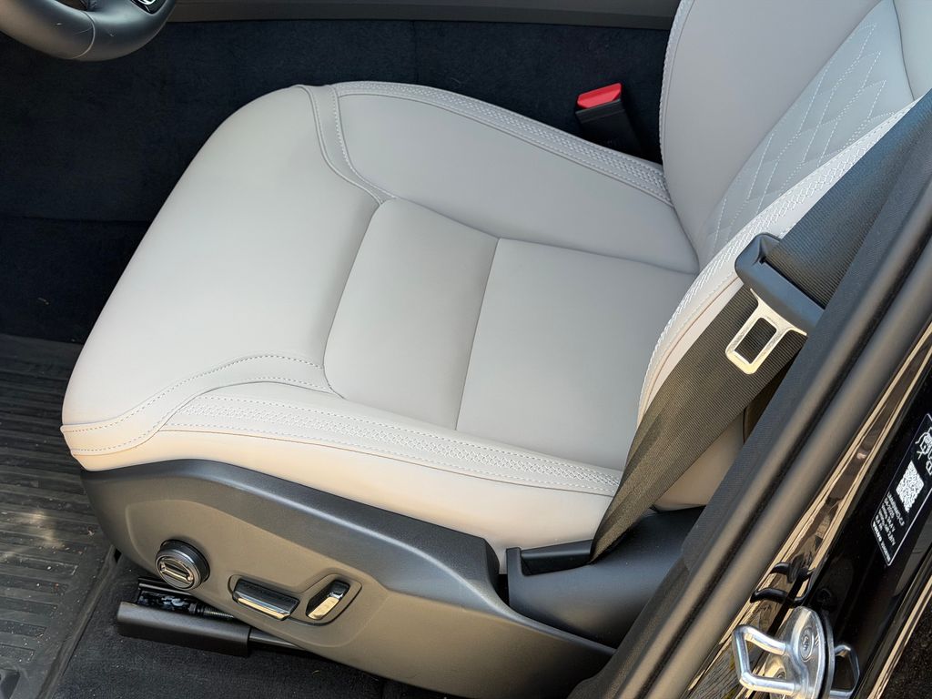 2026 Volvo XC60 Plus - Photo 16