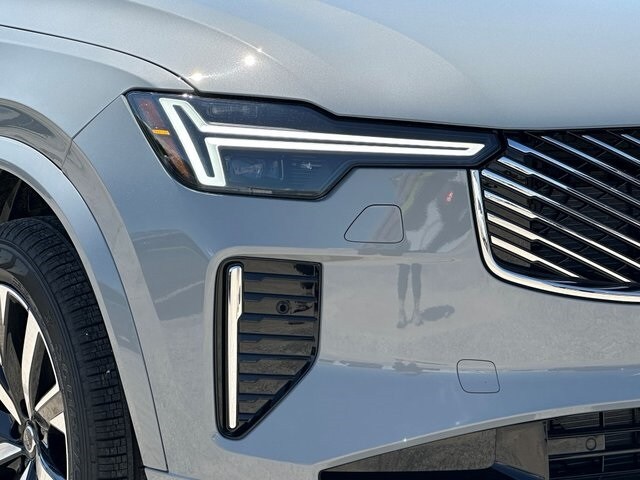 2025 Volvo XC90 Core photo 3
