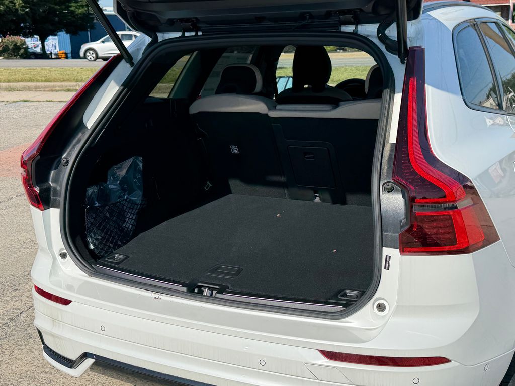 2026 Volvo XC60 Plus - Photo 13
