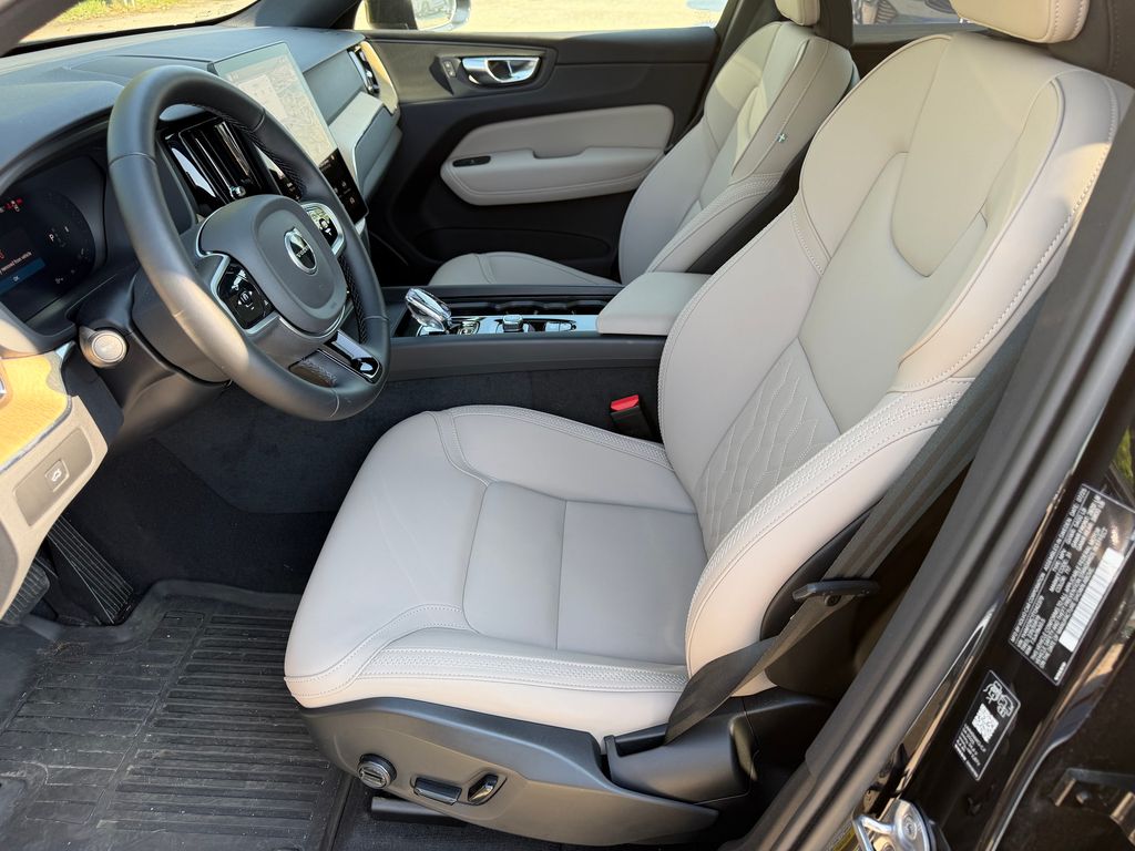 2026 Volvo XC60 Plus - Photo 17