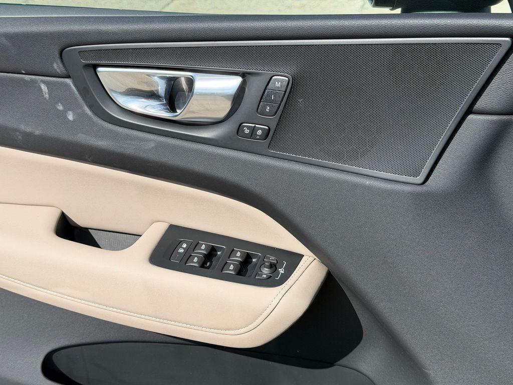 2026 Volvo XC60 Plus - Photo 32