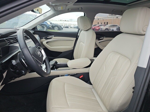 2024 Audi Q8 E-tron Premium Plus photo 3