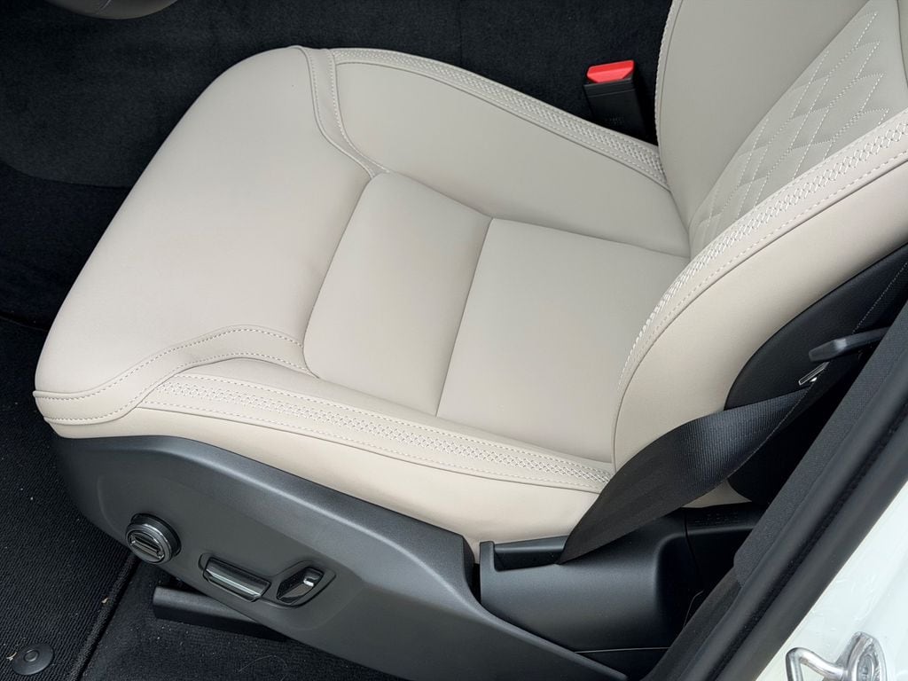 2026 Volvo XC60 Plus - Photo 16
