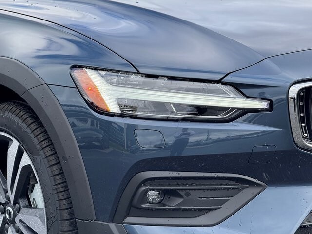 2026 Volvo V60 Cross Country B5 Plus photo 3