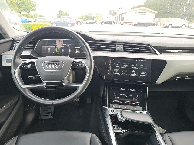 2021 Audi e-tron Premium photo 2