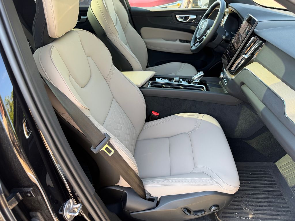 2026 Volvo XC60 Plus - Photo 9